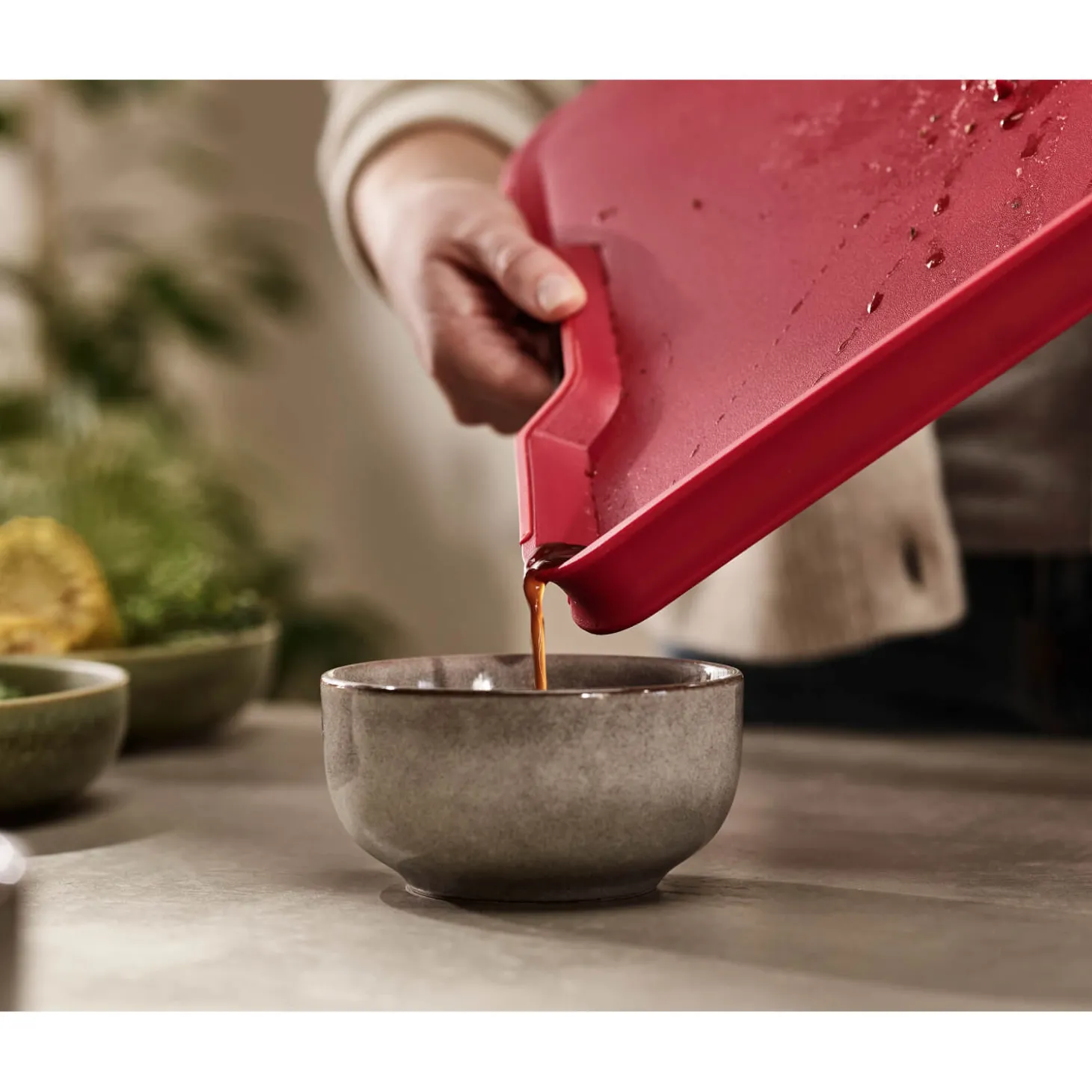 Joseph Joseph Cut&Carve Plus Multifunction Large Chopping Board - Red