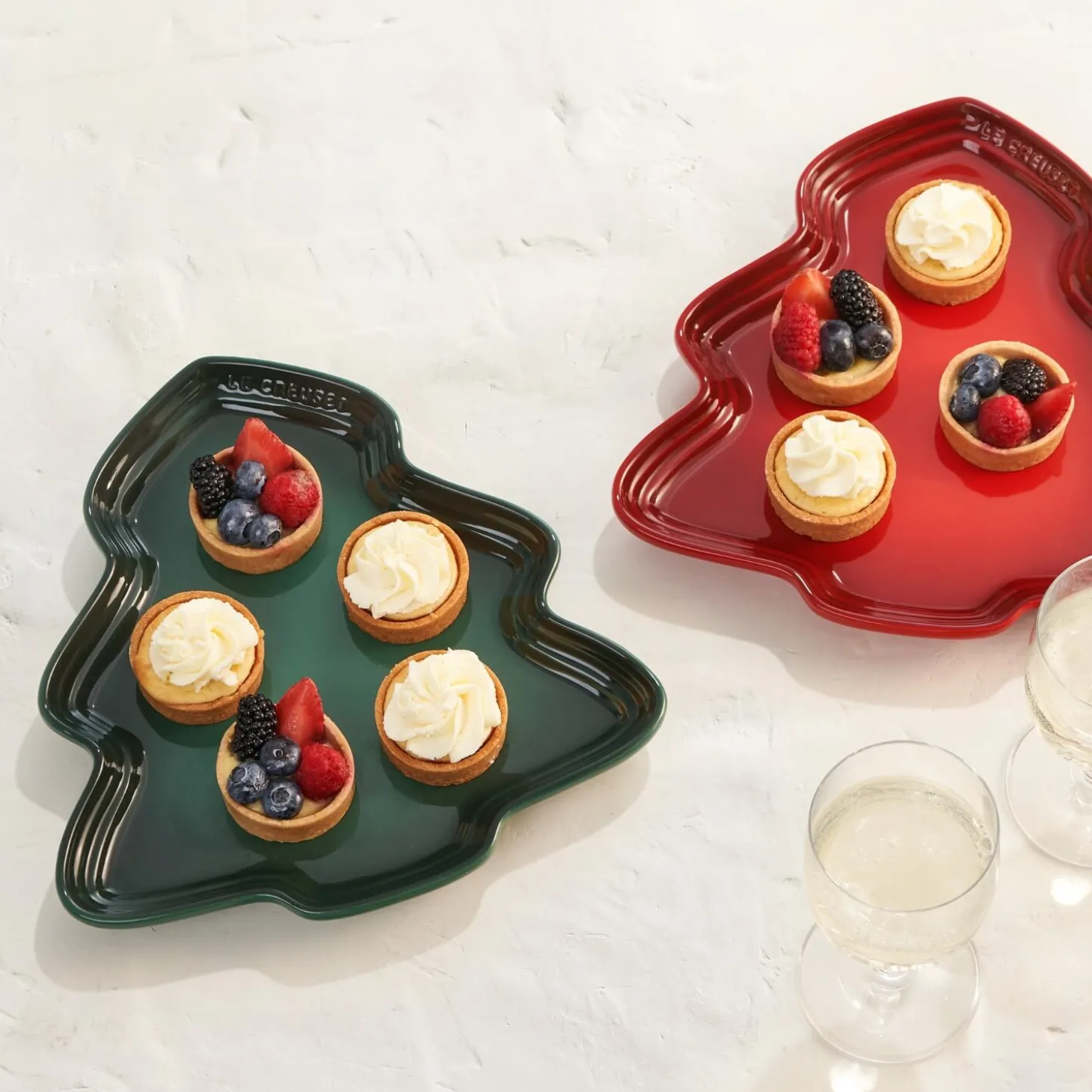 Le Creuset 19cm Stoneware Christmas Tree Plate - Cerise