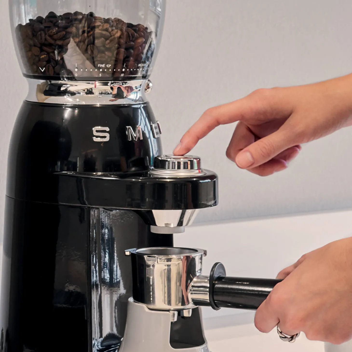 Smeg 50's Style Retro CGF11 Coffee Grinder - Gloss Black